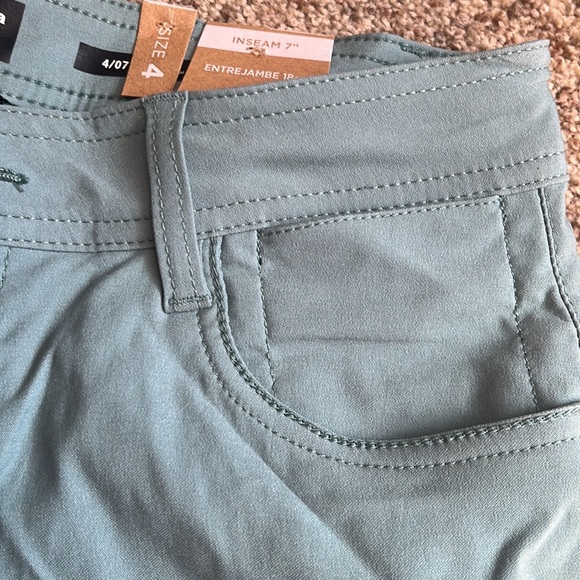 Prana Halle short 7” inseam Shoreline Blue womens size 14 Only left NWT - Picture 4 of 7